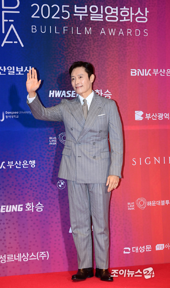 배우 이병헌이 18일 오후 부산광역시 시그니엘 그랜드볼룸에서 열린 제33회 부일영화상에 시상식에 참석하고 있다. [사진=정소희 기자]