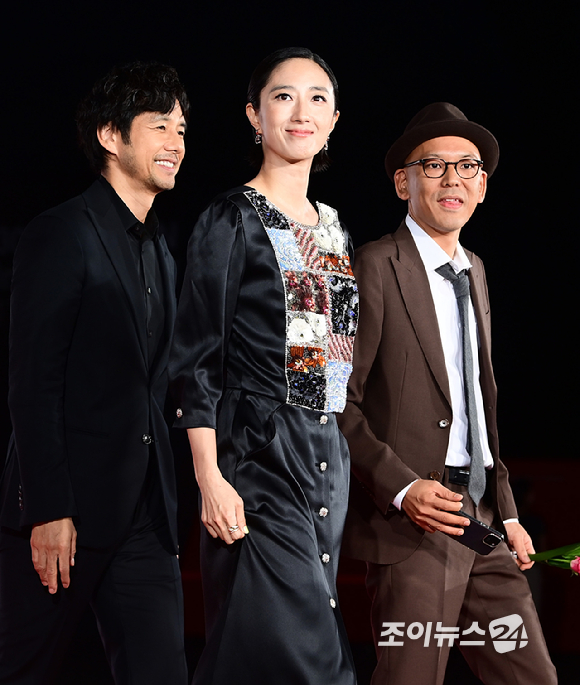 영화 '디어 스트레인저' 배우 계륜미-니시지마 히테토시가 17일 오후 부산광역시 해운대구 영화의 전당에서 열린 제30회 부산국제영화제 개막식 레드카펫 행사에 참석하고 있다. [사진=정소희 기자]