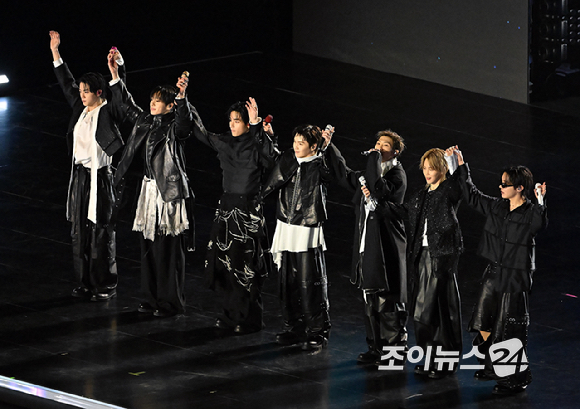 방탄소년단(BTS)이 21일 오후 서울 광화문 광장에서 정규 5집 '아리랑(ARIRANG)' 앨범 발매를 기념해 컴백 무대를 선보이고 있다. [사진=사진공동취재단]