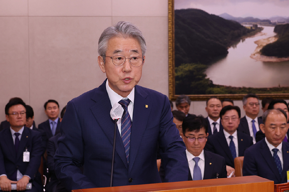 강호동 농업협동조합중앙회 회장이 24일 서울 여의도 국회 농림축산식품해양수산위원회에서 열린 국정감사에서 인사말을 하고 있다. 2025.10.24 [사진=연합뉴스]