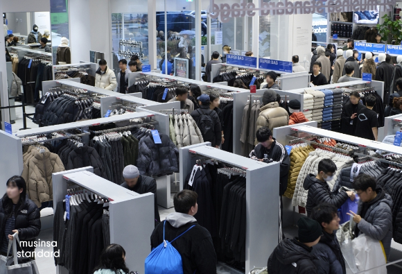 무신사 스탠다드 홍대 플래그십 스토어에서 쇼핑하는 고객들의 모습. [사진=무신사]