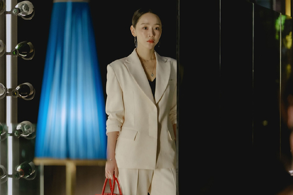 배우 신혜선이 넷플릭스 시리즈 '레이디 두아' 인터뷰에 앞서 포즈를 취하고 있다. [사진=넷플릭스]