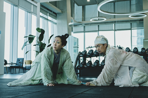 배우 염정아와 조우진이 영화 '외계+인' 2부(감독 최동훈)에서 열연을 펼치고 있다. [사진=CJ ENM]