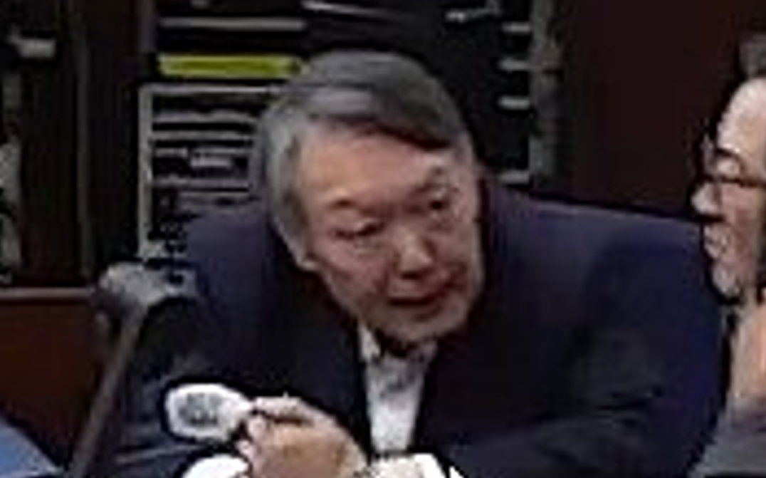 ) 12&middot;3 비상계엄 관련 내란 우두머리 혐의로 기소된 윤석열 전 대통령이 13일 서울 서초구 서울중앙지방법원 417호 형사대법정에서 열린 내란 우두머리 혐의 결심공판에 출석해 변호인들과 대화를 나누고 있다.[서울중앙지법 제공. 재판매 및 DB 금지] [사진=연합뉴스]