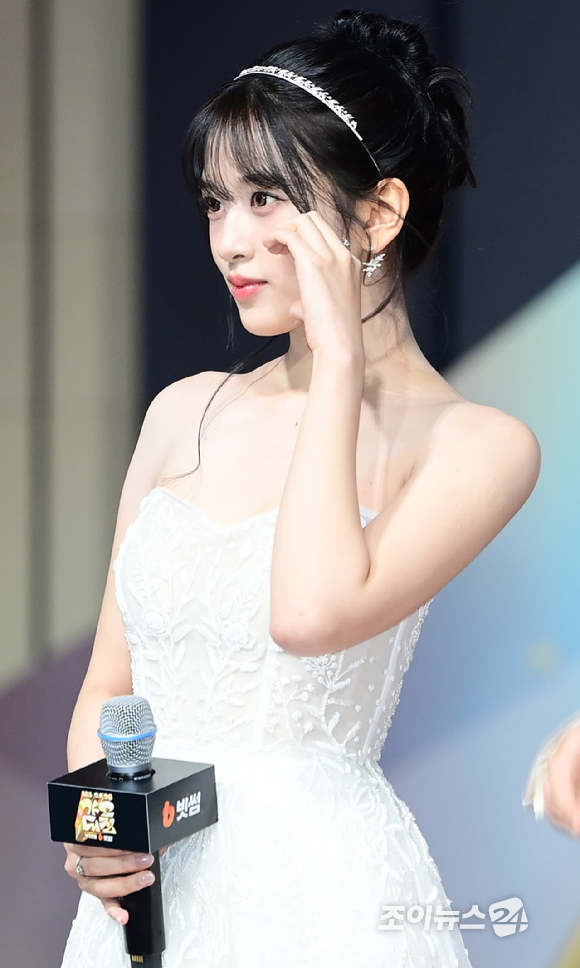 그룹 아이브(IVE) 안유진이 25일 오후 인천광역시 중구 운서동 인스파이어 아레나에서 열린 '2025 SBS 가요대전' 레드카펫 행사에 참석하고 있다.&nbsp;