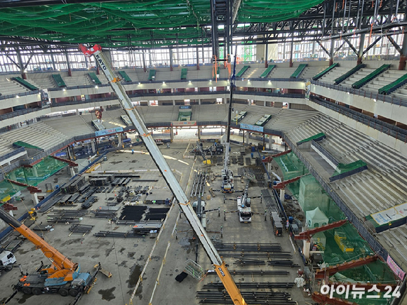 오세훈 서울시장이 15일 오후 서울 도봉구 창동 서울아레나 공사 현장을 방문해 진행 상황을 점검하고 있다. [사진=서울시]