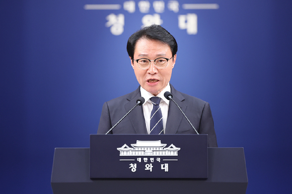 이규연 홍보소통수석이 16일 청와대 기자회견장에서 인사 관련 브리핑을 하고 있다. 2026.4.16 [청와대통신사진기자단] [사진=연합뉴스]