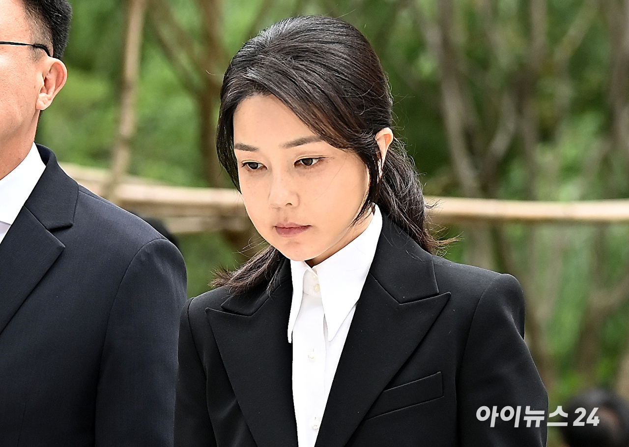 윤석열 전 대통령의 부인 김건희 여사가 6일 서울 종로구에 마련된 김건희 특검팀(특별검사 민중기) 사무실에 조사를 받기 위해 피의자 신분으로 출석하고 있다. [사진=곽영래 기자]