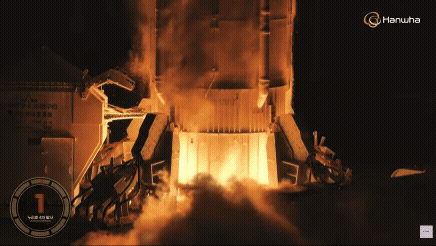 누리호가 27일 새벽 고흥 나로우주센터에서 발사되고 있다. [사진=항우연]