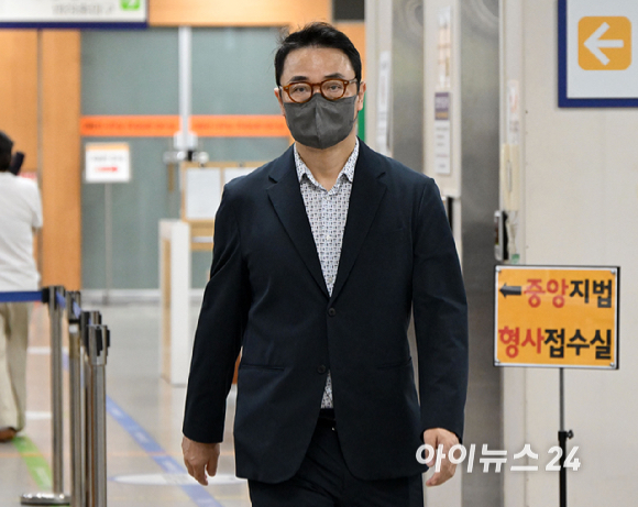 양평 공흥지구 특혜 의혹을 받는 김건희 씨 오빠 김진우 씨가 15일 서울 서초구 서울중앙지방법원에서 열린 공판에 출석하고 있다. [사진=사진공동취재단 ]
