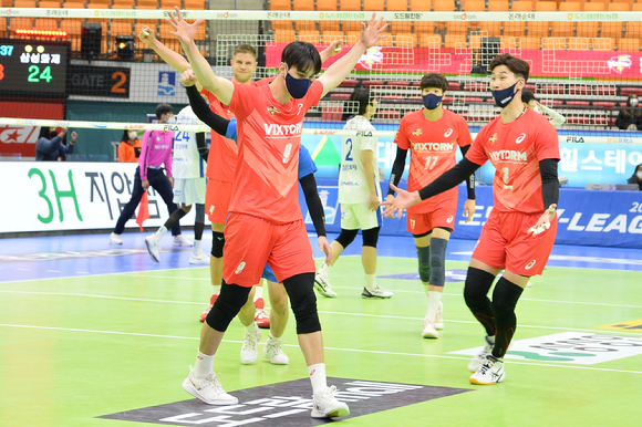 한국전력 임성진(왼쪽)이 지난 10일 수원체육관에서 열린 삼성화재와 홈 경기 도중 상대 블로커 사이로 스파이크를 시도하고 있다. [사진=한국배구연맹(KOVO)]