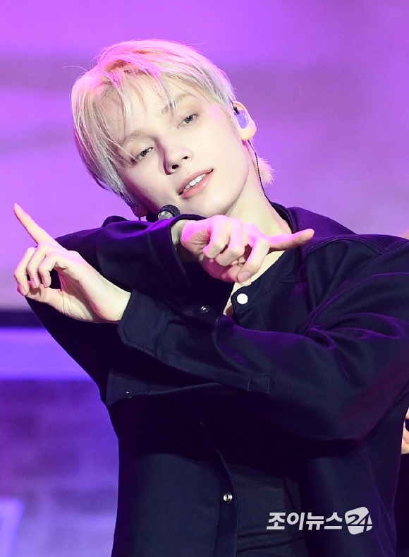 그룹 투모로우바이투게더 휴닝카이가 13일 오후 서울시 성북구 안암동 고려대학교 화정체육관에서 열린 투모로우바이투게더(TOMORROW X TOGETHER, TXT) 미니 8집 '7TH YEAR: 가시덤불에 잠시 바람이 멈췄을 때' 발매 기념 쇼케이스에서 타이틀곡 '하루에 하루만 더' 무대를 선보이고 있다. [사진=정소희 기자]