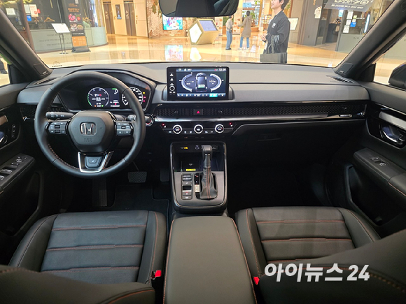 21일 경기도 하남시 스타필드 하남에서 열린 '혼다 뉴 CR-V 하이브리드 익스피리언스 위크(Honda New CR-V Hybrid Experience Week)' 팝업 전시장에 전시된 혼다 '2026년형 뉴 CR-V 하이브리드'. [사진=김종성 기자]