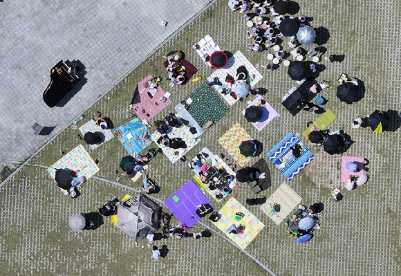 지난 26일 대구 달성군 강정보디아크광장을 찾은 시민들이 야외 피아노 공연을 즐기고 있다. [사진=연합뉴스]