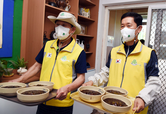39년 3대째 선행 중인 이이순 씨(74, 왼쪽)와 딸 김현미 씨(오른쪽). [사진=LG그룹]