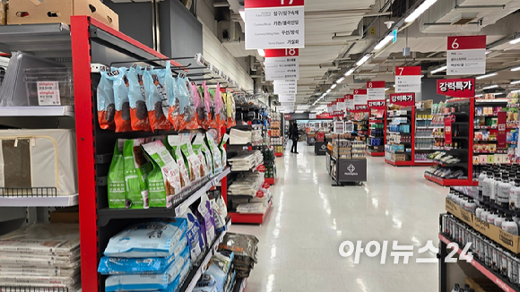 16일 서울 강서구 홈플러스 가양점 입구에 '오는 28일부터 영업을 중단한다'고 적힌 현수막이 걸려있다. [사진=진광찬 기자]