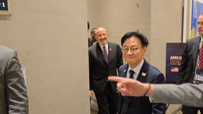 김정관 산업통상자원부 장관이 29일 경주예술의전당에서 열린 한미 기업인 비즈니스 라운드 테이블 행사를 마치고 환영만찬 참석을 위해 밝은 표정으로 이동하고 있다. [사진=최란 기자]