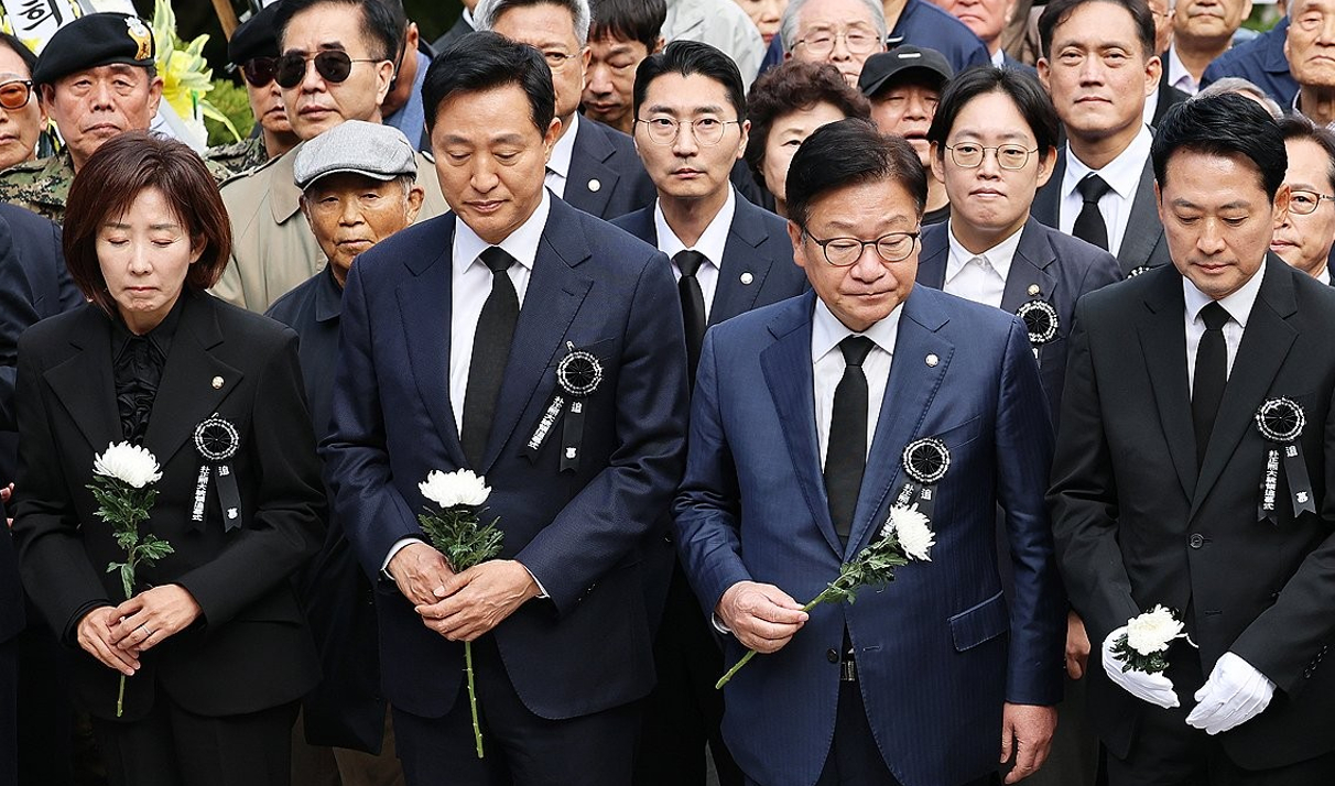 오세훈 서울시장이 서울시장직 유지 여부가 달린 '명태균 여론조사 대납 의혹' 항소심 선고일인 23일 서울 서초구 서울고법에 도착해 법정으로 향하며 취재진의 질문에 답변하고 있다. 2026.10.23 [사진=연합뉴스]