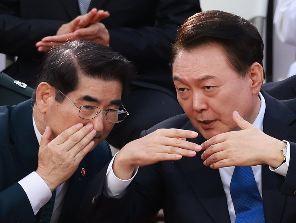 윤석열 대통령이 2024년 10월 1일 서울 광화문광장 관람 무대에서 건군 76주년 국군의날 시가행진을 지켜보던 중 김용현 국방부 장관과 대화하고 있다. 2024.10.1 [사진=연합뉴스]