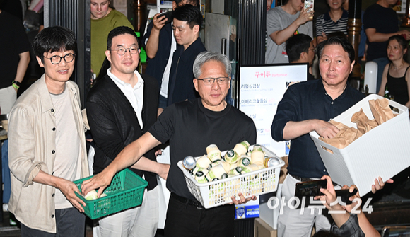 젠슨 황 엔비디아 최고경영자(CEO)가 5일 서울 마포구 서교동의 한 고깃집에서 최태원 SK회장, 구광모 LG회장, 이해진 네이버 의장과 삼겹살 회동을 하며 시민들에게 선물을 나눠주고 있다. [사진=곽영래 기자]