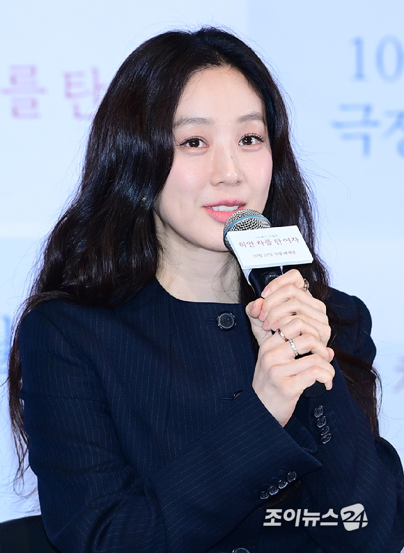 배우 정려원이 27일 오후 서울 CGV 용산아이파크몰에서 열린 영화 '하얀 차를 탄 여자'(감독 고혜진) 언론시사회에 참석하고 있다. [사진=정소희 기자]