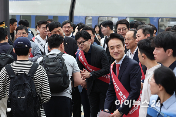 한동훈 국민의힘 대표를 비롯한 지도부가 13일 오전 서울 용산구 서울역KTX 대합실에서 귀성객과 인사를 하고 있다. [사진=정소희 기자]