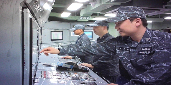 해군이 양만춘함(DDH-I) 통합기관제어체계(ECS) 장비를 운용하는 모습. [사진=한화시스템]