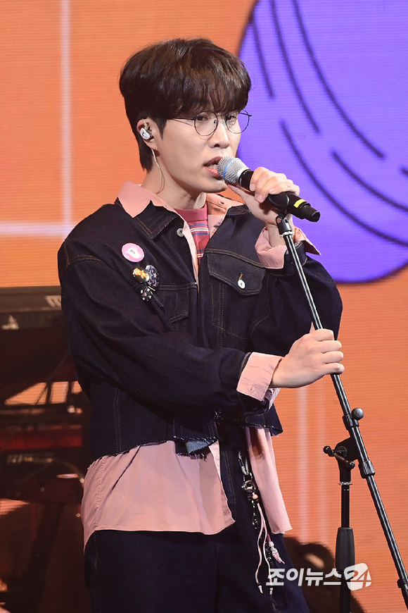 밴드 소란(고영배)이 21일 오후 서울 송파구 잠실학생체육관에서 열린 '2026 JOY콘서트 - 보이스 오브 스프링(Voice of spring)'에서 멋진 무대를 선보이고 있다. [사진=정소희 기자]