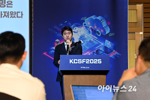 클라우드 기술 혁신의 현재와 미래를 점검하는 '대한민국 클라우드/SaaS 포럼 2025'(KCSF 2025)이 30일 서울 여의도 FKI타워 그랜드 볼룸에서 열렸다. 장기철 과학기술정보통신부 인터넷진흥과장이 'AI 시대 클라우드 정책방향'을 주제로 강연하고 있다. [사진=곽영래 기자]