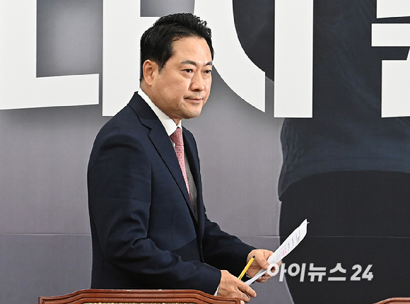 장동혁 국민의힘 당대표가 28일 오전 서울 여의도 국회에서 열린 최고위원회의에 참석하고 있다. [사진=곽영래 기자]