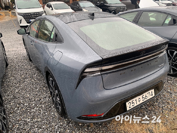 토요타 5세대 프리우스 HEV 모델 시승차량 정측면. [사진=김종성 기자]