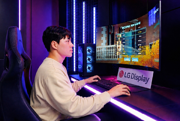 LG디스플레이 모델이 게이밍 OLED를 체험하고 있다. [사진=LG디스플레이]