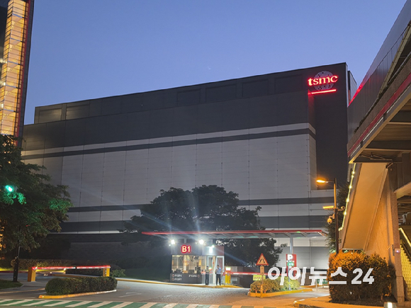 글로벌 순수 파운드리 시장 점유율 추이. TSMC는 올해 1분기 매출 기준 점유율 73%를 기록하며 독주 체제를 이어갔다. 삼성전자 파운드리는 7%로 2위를 유지했으며, 중국 SMIC는 5%를 기록했다. [자료=카운터포인트리서치]