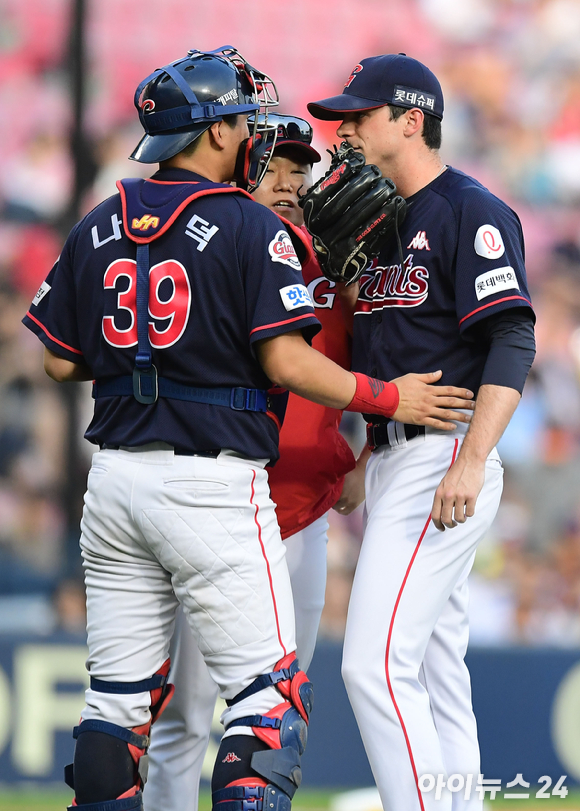 롯데 자이언츠 투수 나균안(개명전 나종덕)이 포수 시절 브룩스 레일리(오른쪽, 현 MLB 탬파베이 레이스)와 마운드 위에서 얘기를 나누고 있다.  [사진=아이뉴스24 포토 DB]