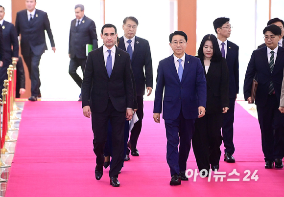 조정식 국회의장이 15일 국회를 찾은 베르디무하메도프 투르크메니스탄 대통령을 만나 접견실로 안내하고 있다. [사진=정소희 기자]