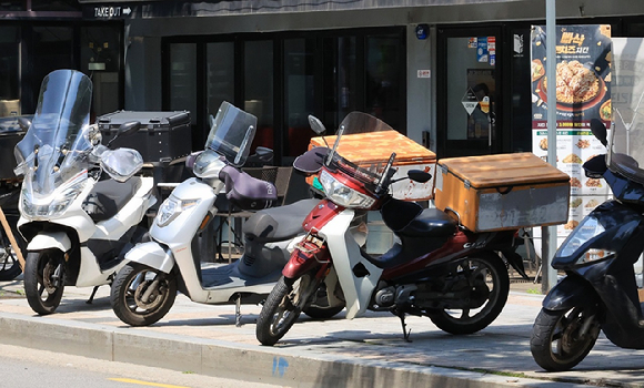 배달용 오토바이들이 주차돼 있다. 기사와 직접적인 관련이 없습니다. [사진=연합뉴스]