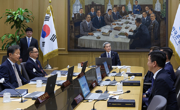 신현송 한국은행 총재가 28일 서울 중구 한국은행 본관에서 열린 취임 후 첫 금융통화위원회 본회의를 주재하고 있다. [사진=사진공동취재단]