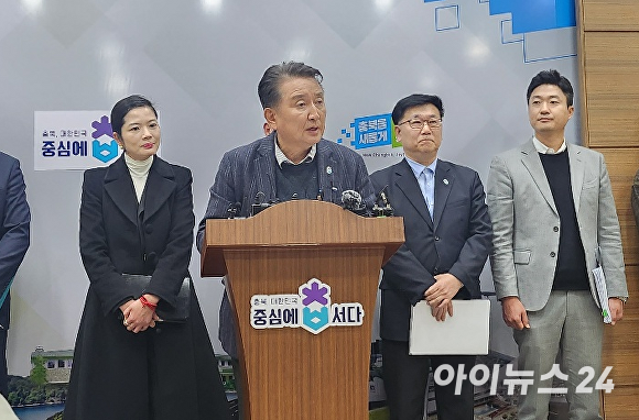 김영환(왼쪽 두번째) 충북지사가 10일 충북도청 브리핑룸에서 기자회견을 열고 ‘충북형 K-유학생 1만명 유치 프로젝트’에 대해 설명하고 있다. [사진=한준성 기자]