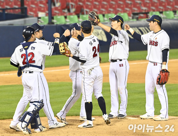 두산 베어스가 2022시즌 개막을 앞두고 올해 베어스클럽 회원을 모집한다. 사진은 지난해 KBO리그 홈 경기에서 승리를 거둔 뒤 환호하고 있는 두산 선수들. [사진=정소희 기자]