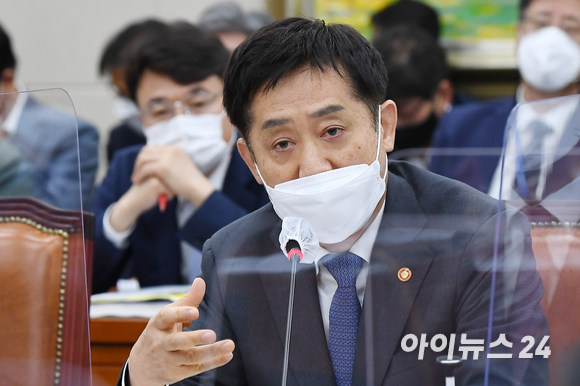 김주현 금융위원장이 지난달 20일 국회에서 열린 정무위원회 전체회의에서 의원 질의에 답하고 있다.