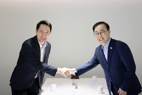오세훈 서울시장(왼쪽)과 김윤덕 국토교통부 장관이 26일 서울 중구 컨퍼런스하우스 달개비에서 용산공원 부지 활용 문제 등 주택공급 논의 관련 회동을 하고 있다. [사진=서울시]