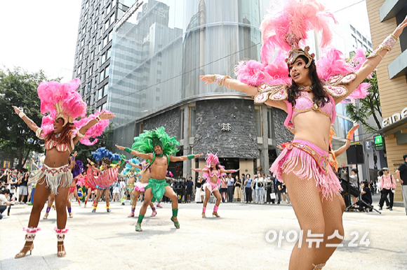 롯데월드 어드벤처 연기자들이 1일 서울 중구 명동 예술극장 사거리에서 여름 축제 시즌을 맞아 삼바 공연을 하고 있다. [사진=곽영래 기자]