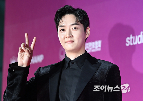 배우 강영석이 29일 오후 경기도 일산 킨텍스에서 열린 '2022 APAN STAR AWARDS' 레드카펫에 참석해 포즈를 취하고 있다. [사진=김성진 기자]