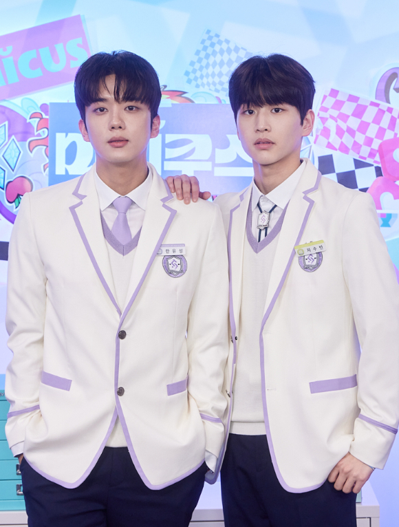 배우 유영재, 김윤우가 22일 온라인으로 진행된 플레이리스트 드라마 '미미쿠스' 제작발표회에 참석해 포즈를 취하고 있다. [사진=플레이리스트]