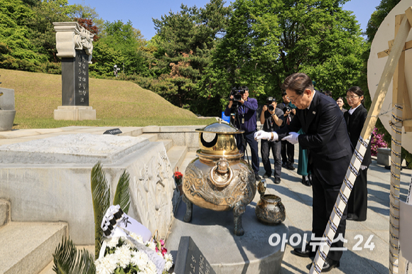 이재명 더불어민주당 대선 후보가 28일 서울 동작구 현충원 박정희 전 대통령 묘소를 참배하고 있다. [사진=곽영래 기자]