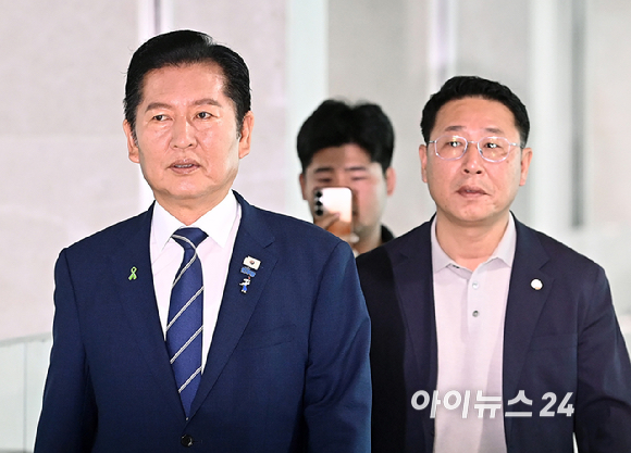 정청래 더불어민주당 당대표 후보가 12일 서울 여의도 국회 소통관에서 기자회견을 위해 이동하고 있다. [사진=곽영래 기자]