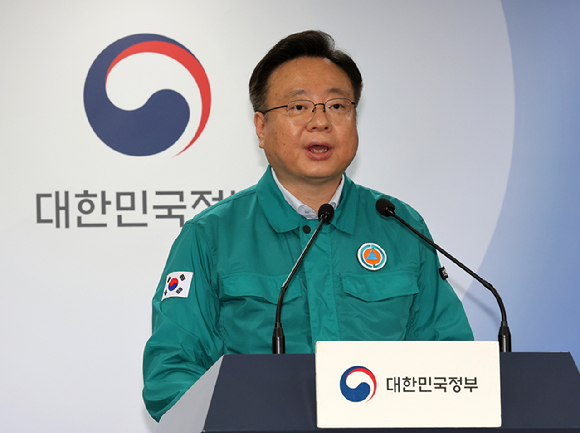 조규홍 보건복지부 장관이 8일 서울 종로구 정부서울청사에서 의사 집단행동 중앙재난안전대책본부 회의 결과를 발표하고 있다. [사진=뉴시스]