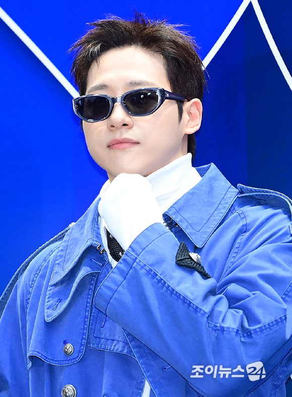 그룹 비원에이포(B1A4) 공찬-산들-신우가 3일 오후 서울 동대문디자인플라자(DDP)에서 진행된 '2026 F/W 서울패션위크(SFW)' 오프닝 쇼 뮌 컬렉션 포토월 행사에 참석하고 있다. [사진=정소희 기자]