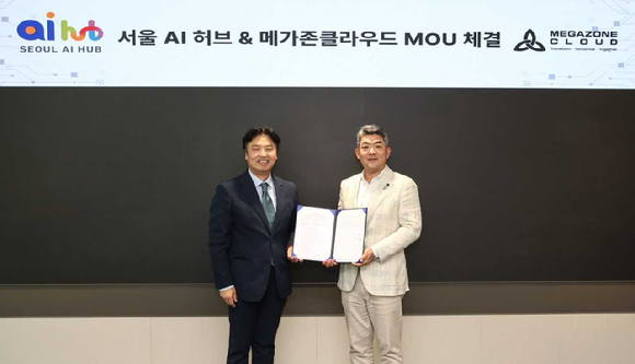 황인철 메가존클라우드 최고매출책임자(오른쪽)와 변우석 서울AI허브 센터장이 AI 산업 생태계 활성화 및 AI 기업 성장 지원을 위한 업무협약(MOU) 체결 후 기념사진을 촬영하고 있다 [사진=메가존클라우드]