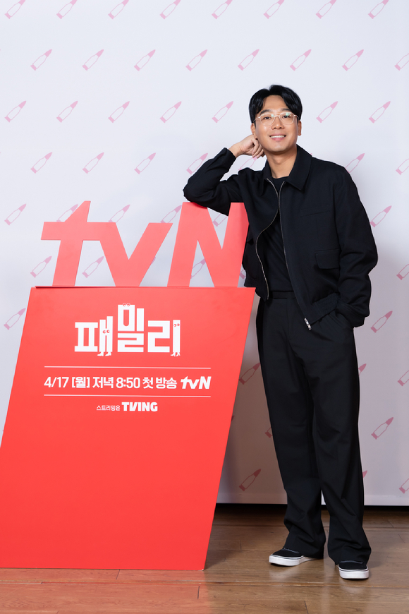 배우 김남희가 12일 온라인으로 진행된 tvN 새 월화드라마 '패밀리' 제작발표회에 참석해 포즈를 취하고 있다. [사진=tvN]